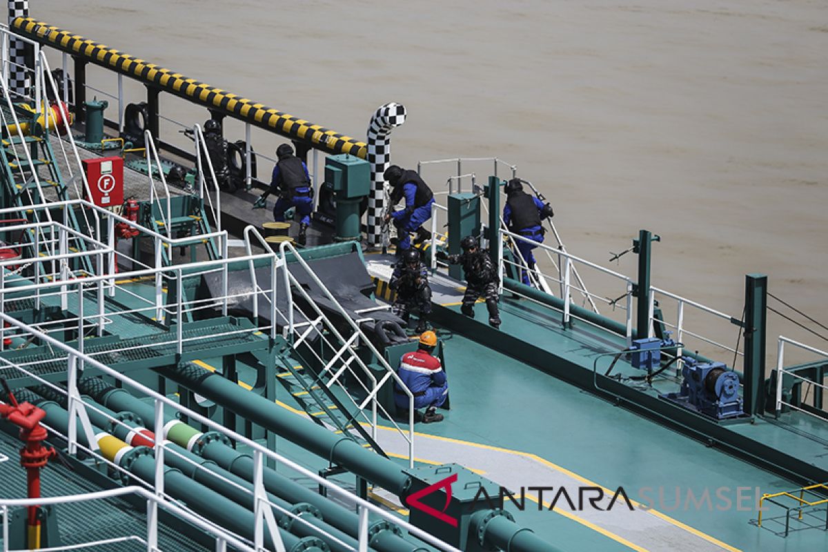 Aktivis Greenpeace ditahan karena naiki kapal pembawa sawit asal Indonesia