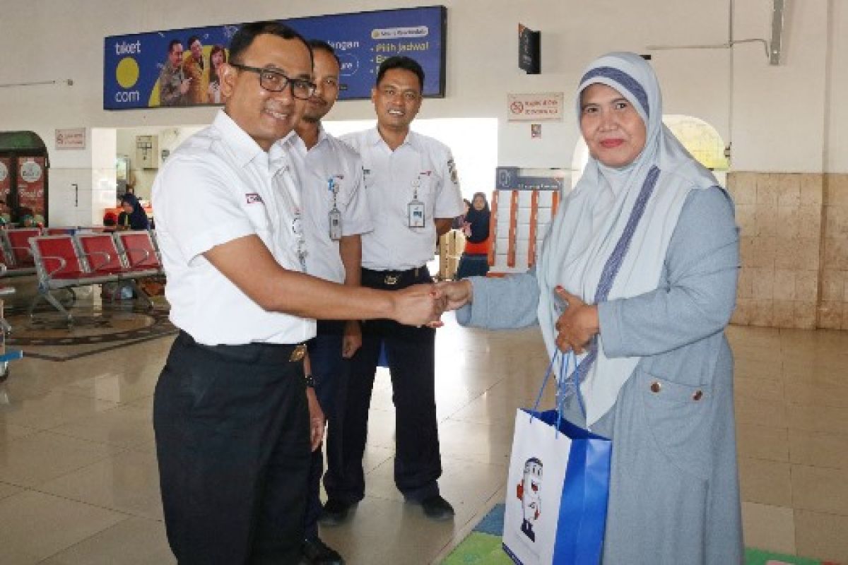 KAI Madiun Bagikan Cendera Mata di Hari Pelanggan Nasional