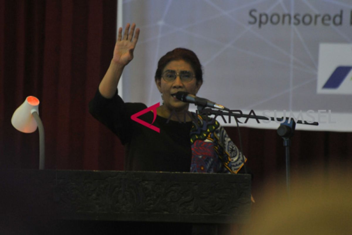 Susi Pudjiastuti minta nelayan hentikan penangkapan benur