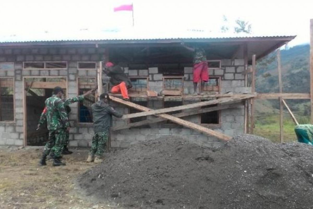 TNI bersama masyarakat bangun kantor kampung di Tiom
