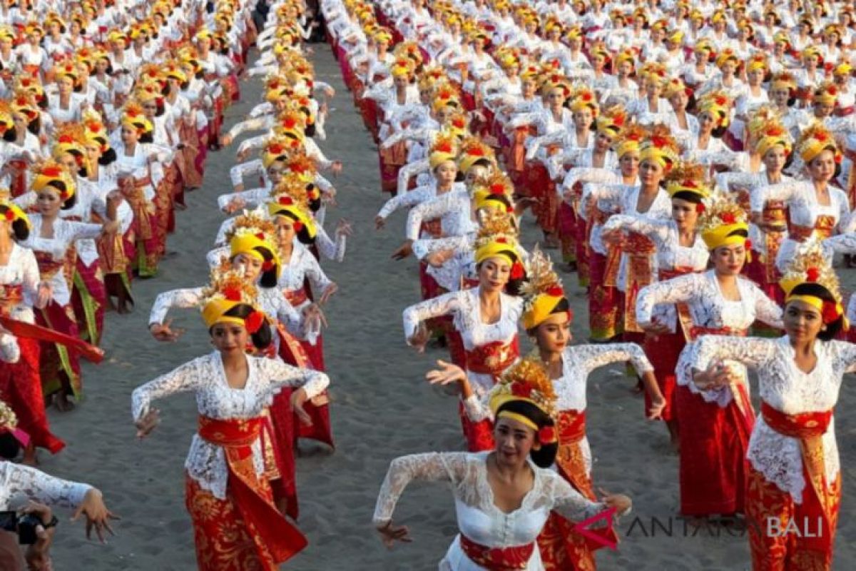 Dua ribu penari tenun Bali cetak rekor MURI