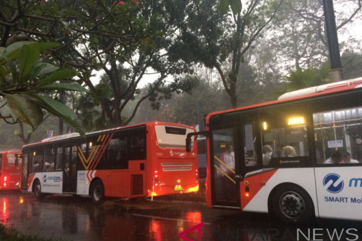 Atlet tertahan di bis akibat hujan deras guyur GBK