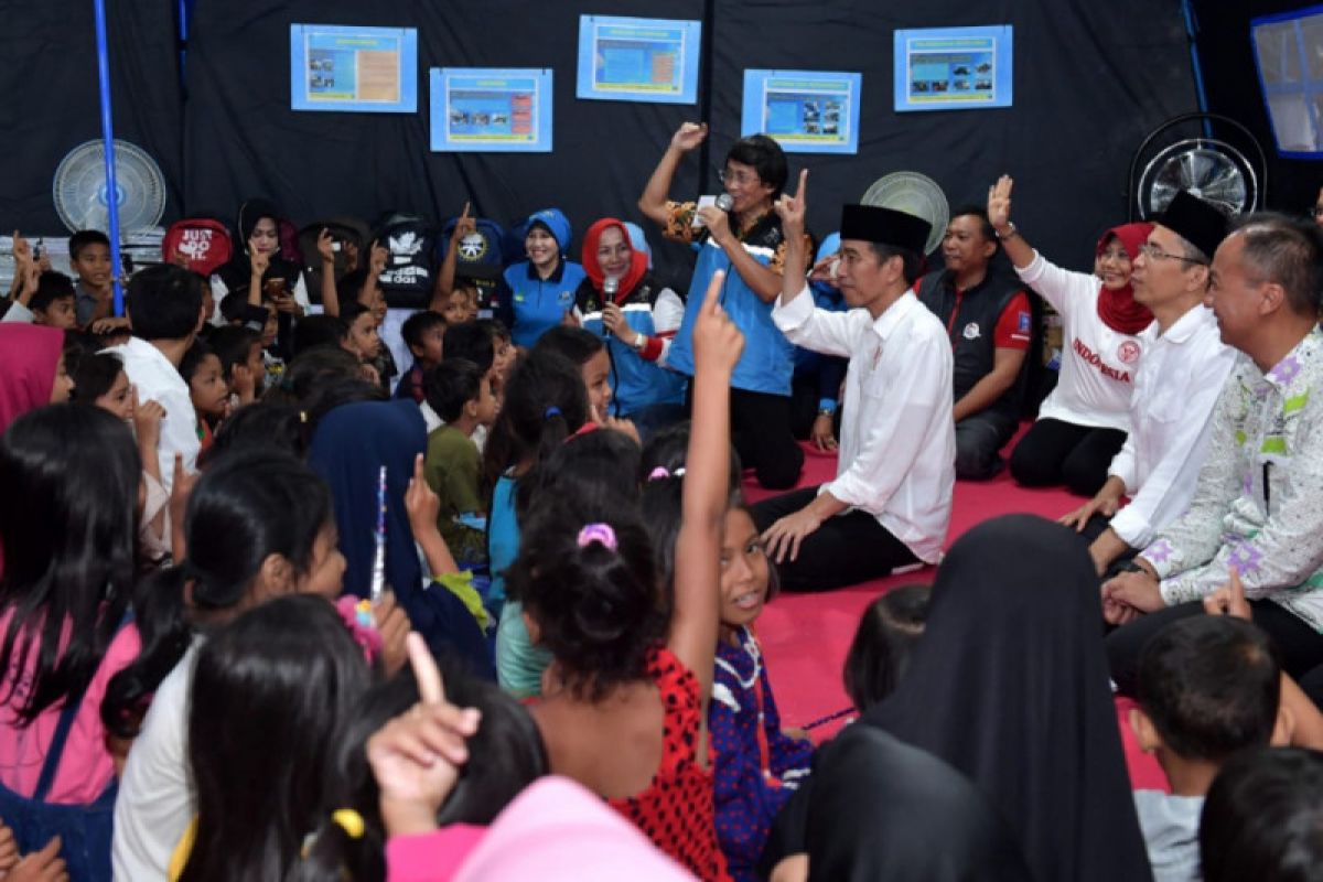 Presiden Jokowi hibur anak-anak terdampak gempa Lombok