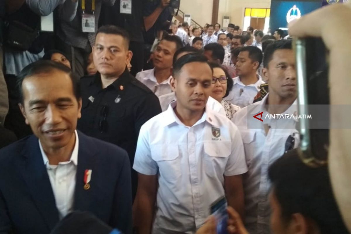 Jokowi: Presiden Disuruh Loncat Itu Namanya Gila Bro