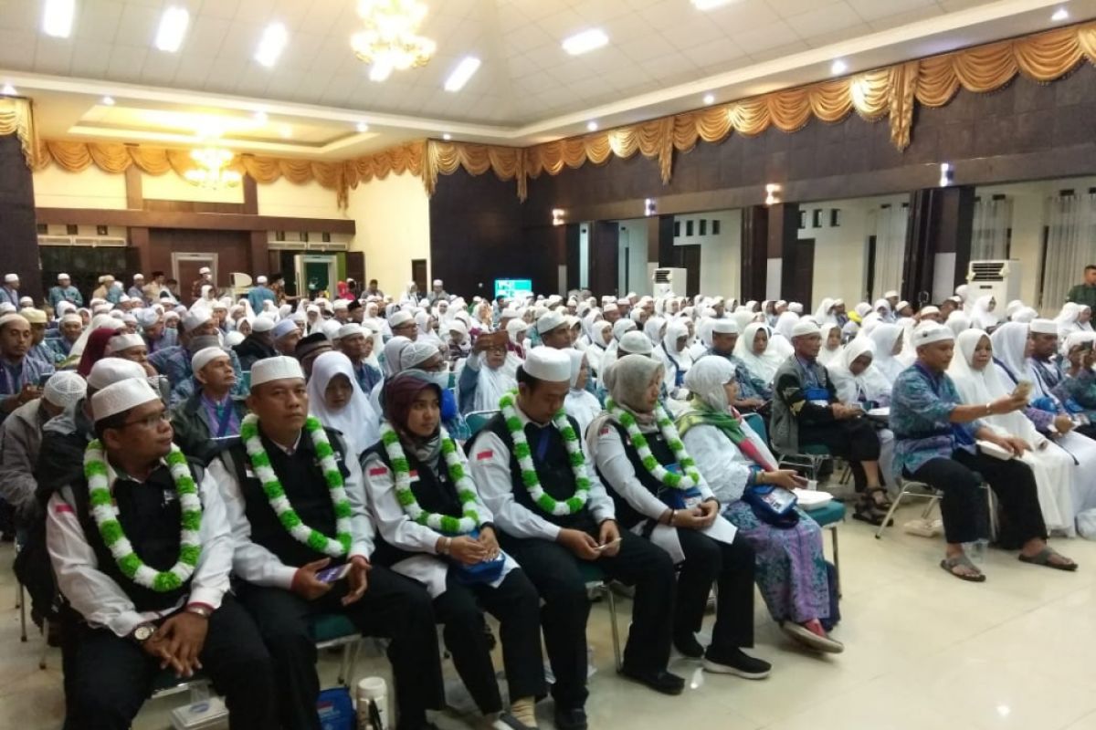 3.898 haji debarkasi Padang dengan 10 kloter telang pulang ke Indonesia