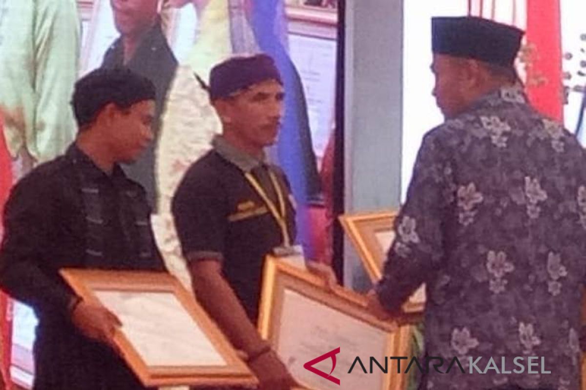 Dayak Meratus figure receive Education Minister award