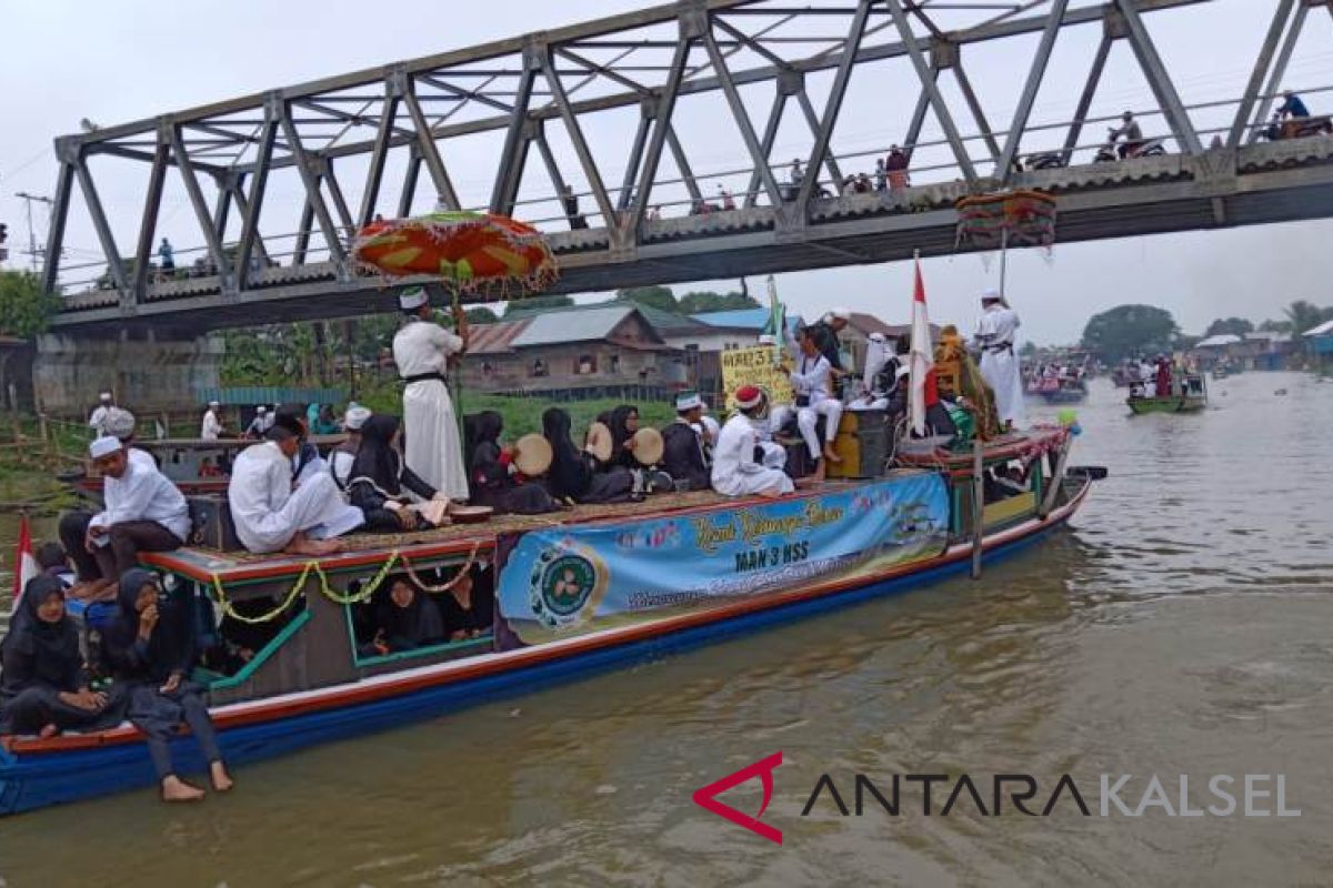 KKMI Daha Utara adakan pawai Muharram dengan kelotok