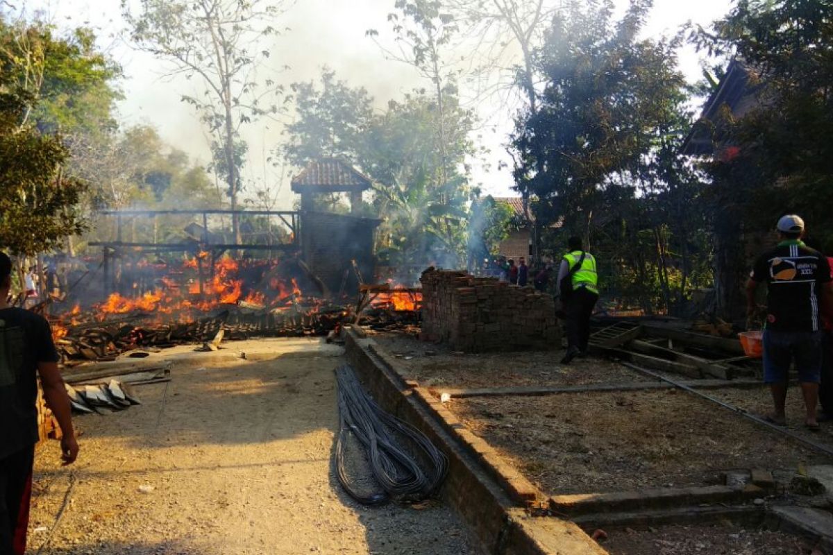 Rumah Warga di Ponorogo Terbakar