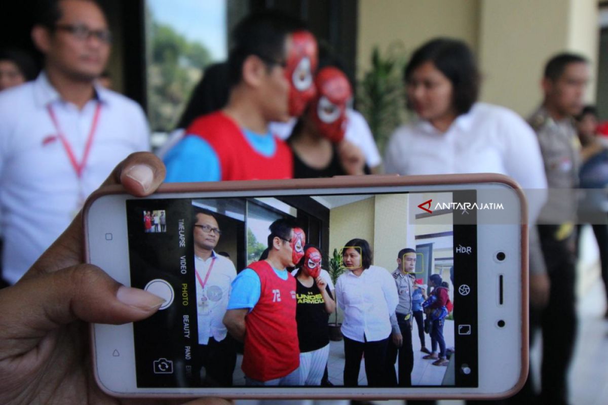 Polrestabes Surabaya Tangkap Suami-istri terkait Prostitusi