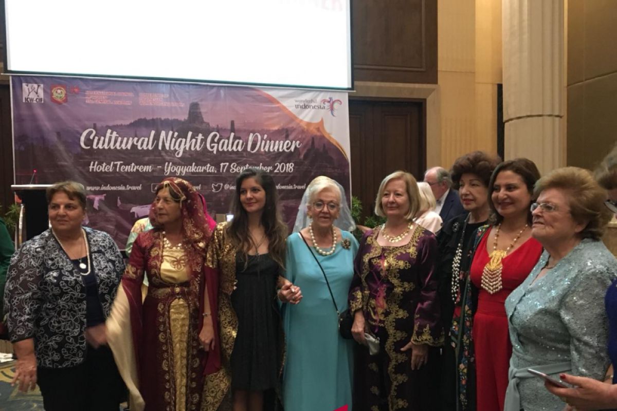 Busana tradisional berbagai negara warnai gala dinner ICW