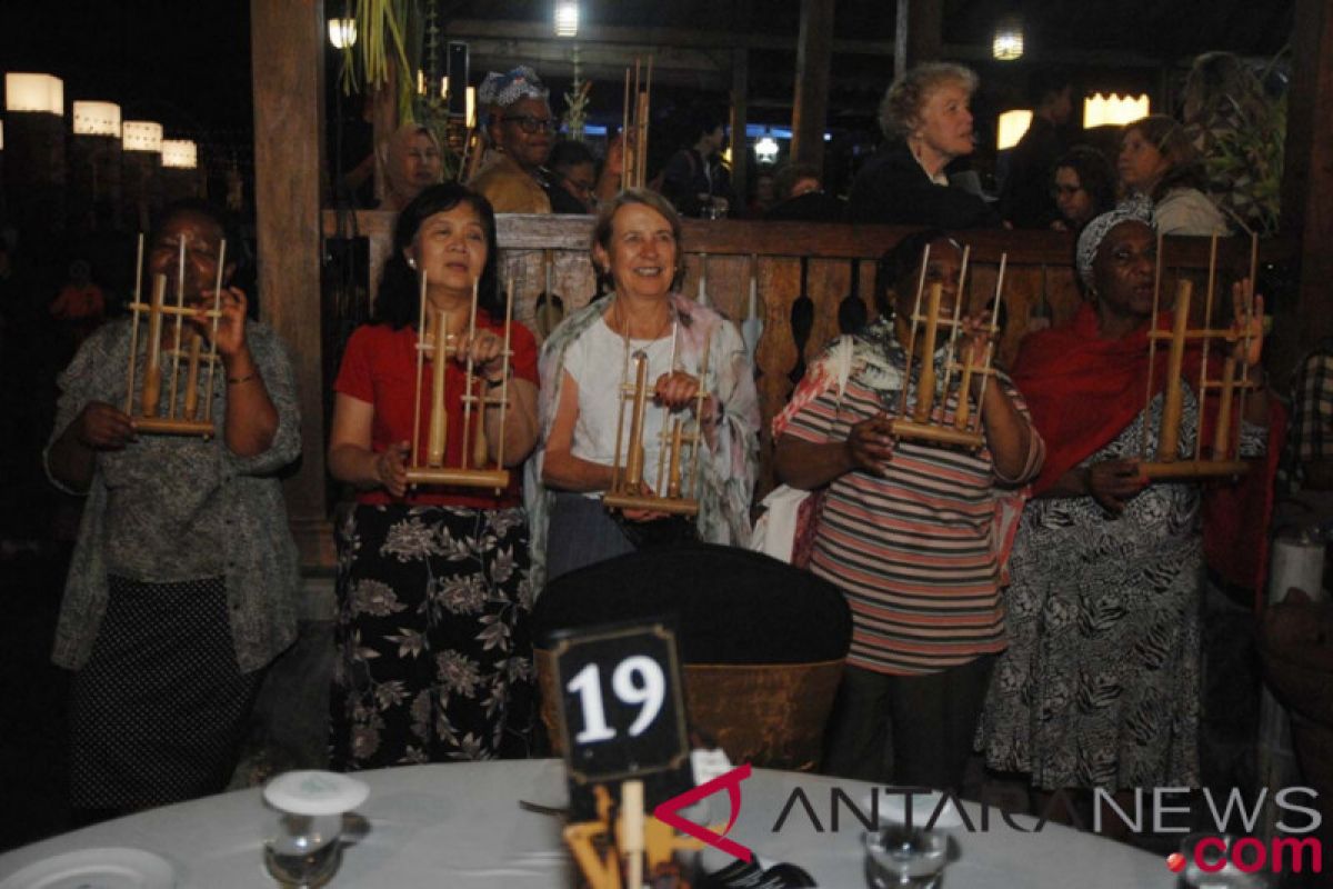 Angklung "penangkal hujan" di Borobudur