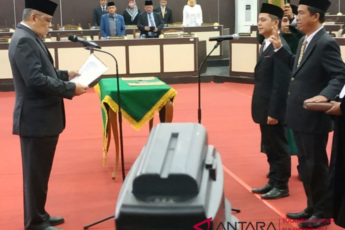 Ketua  DPRD Sulsel lantik dua anggota baru