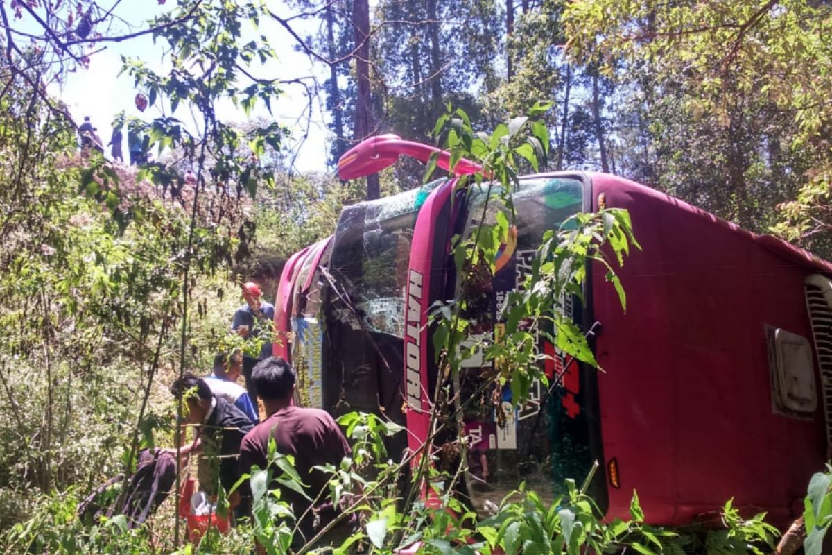 Bus Angkut Rombongan Pelajar Terguling di Magetan