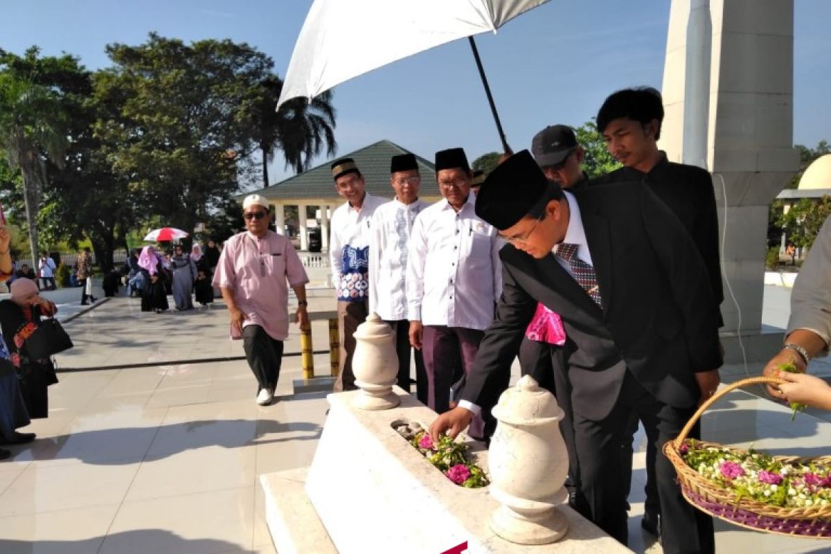 Prof Sutarto Hadi ziarah ke makam Rektor ULM terdahulu