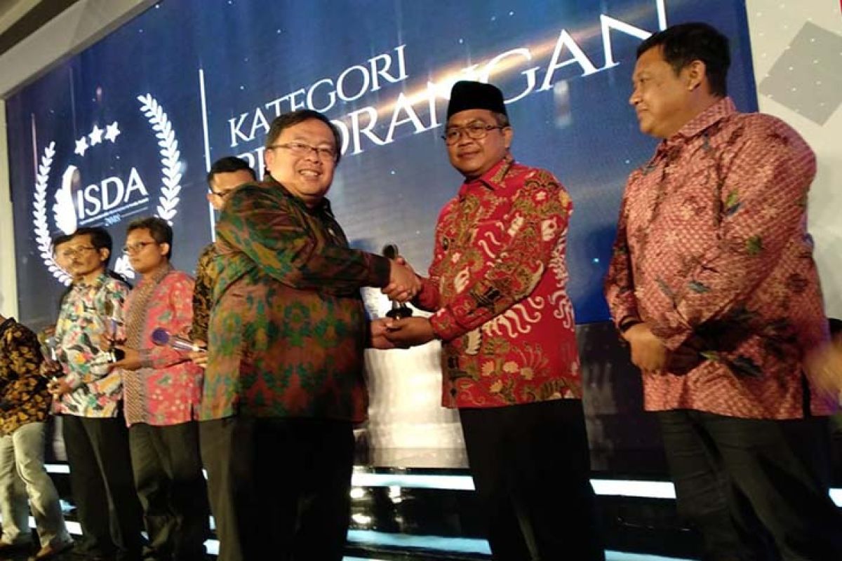 Bupati Aceh barat raih ISDA 2018