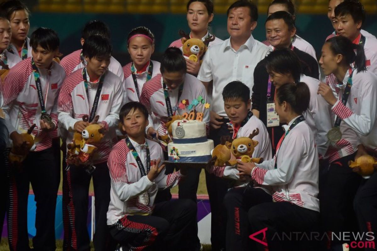 Jack Ma kalungkan medali perak ke Timnas bola putri China