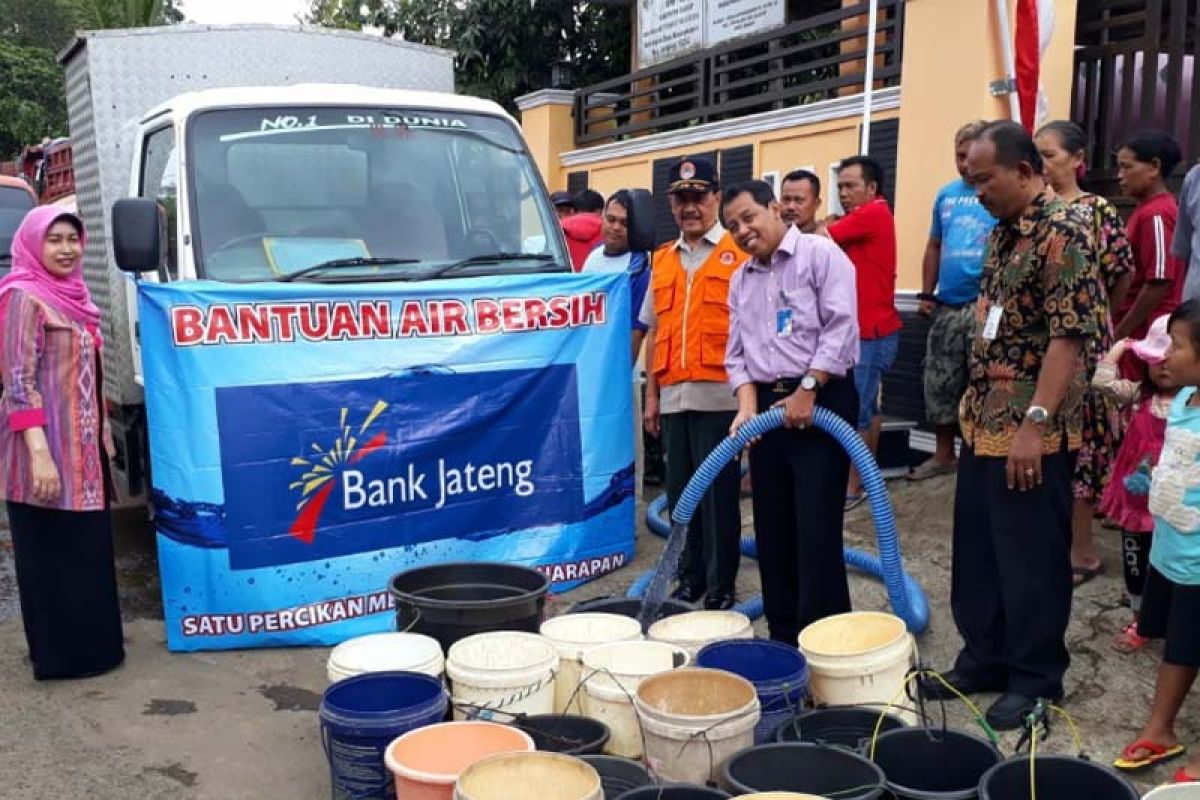 Bantu warga, Bank Jateng salurkan air bersih di Cilacap