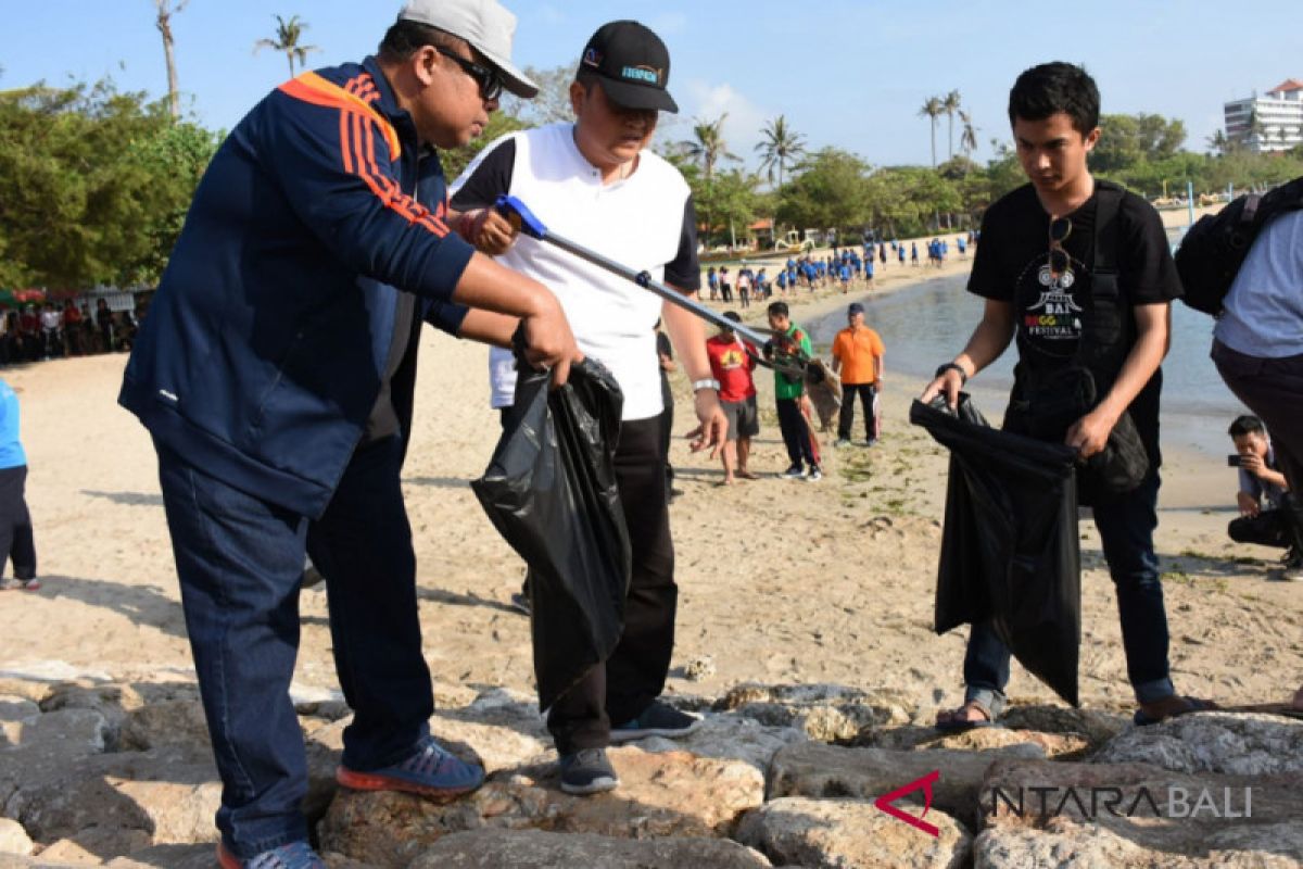 KKP ajak ratusan pelajar Bali pungut sampah di Pantai Mertasari (video)