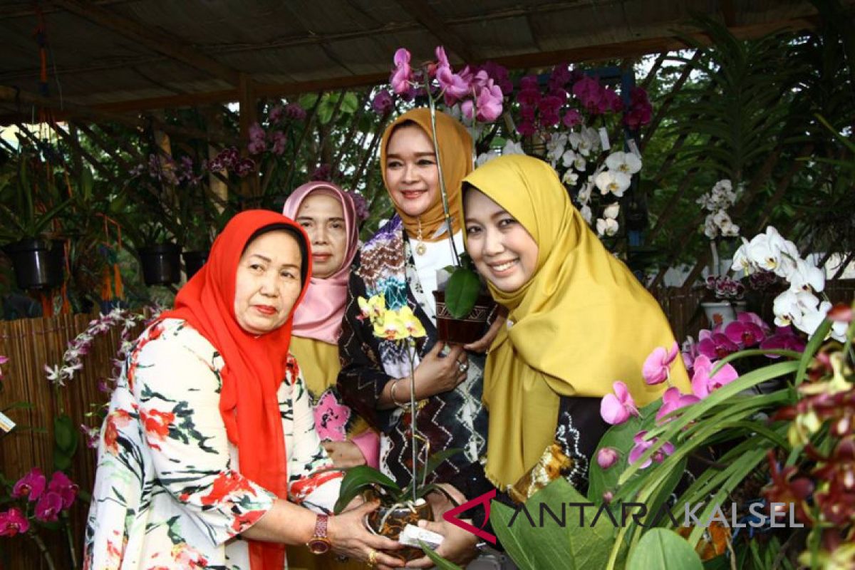 Siti Wasilah Apresiasi Festival Anggrek di Taman Kamboja