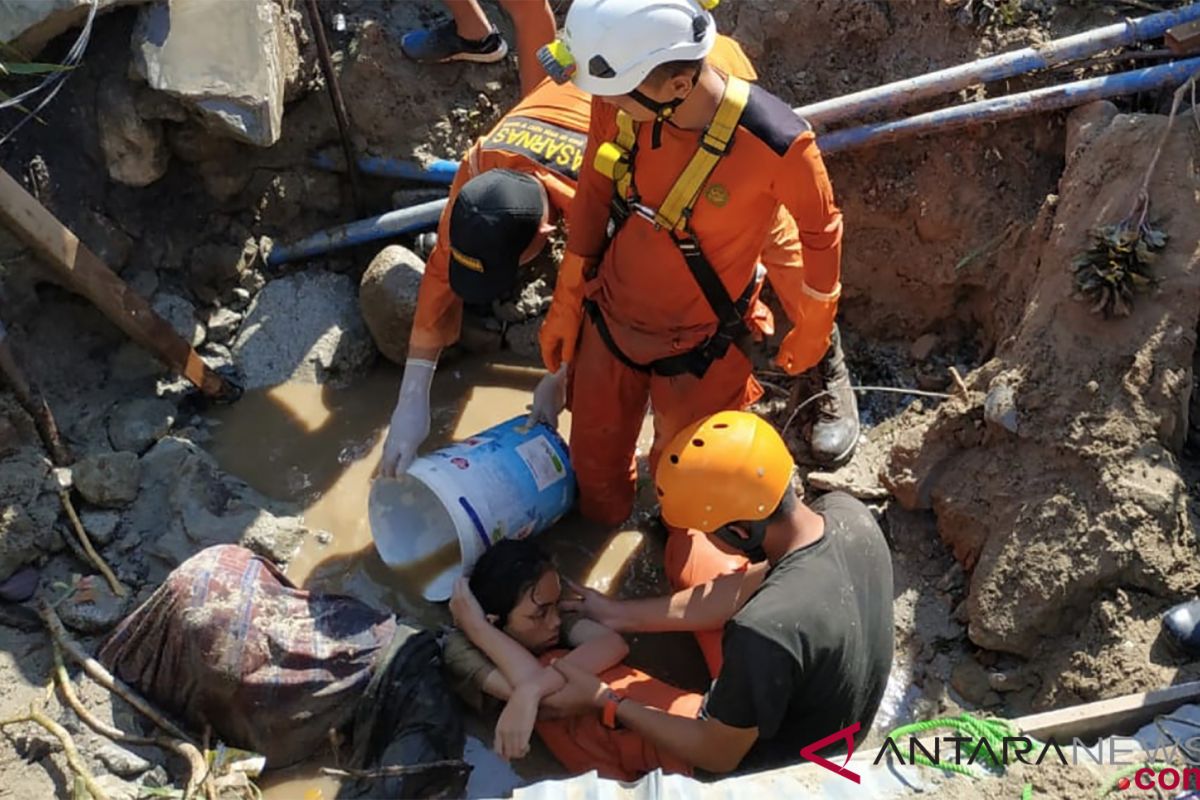 Basarnas evakuasi korban gempa terjebak di Palu