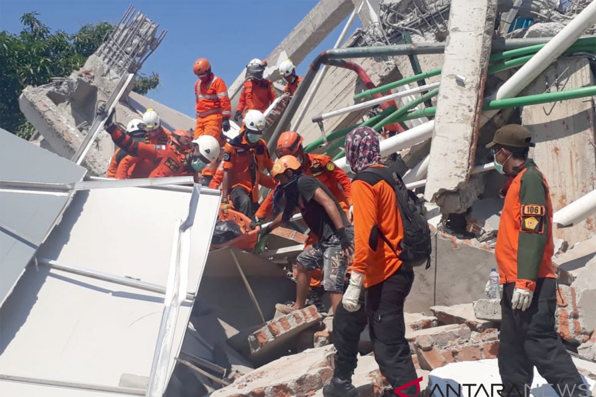 Dozens of excavators dispatched to evacuate palu`s quake victims: minister