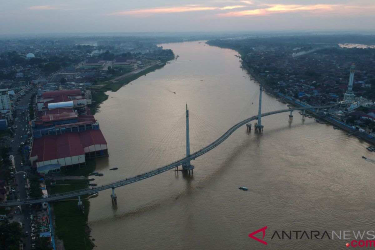 Aksi bocah loncat dari jembatan jadi daya tarik