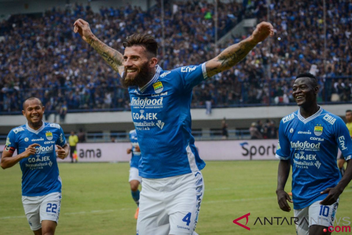 Persib tundukkan Arema 2-0 demi amankan puncak klasemen