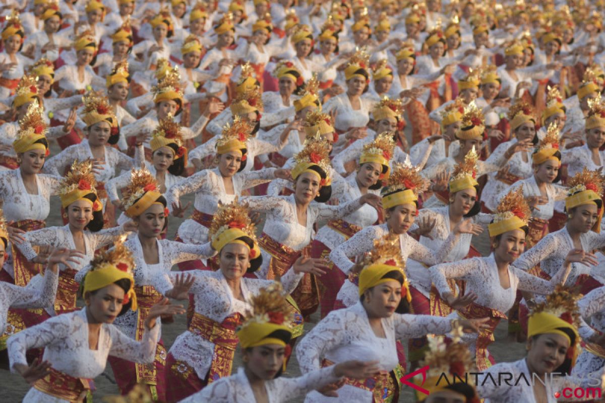 Peragaan penari tenun Bali raih rekor MURI