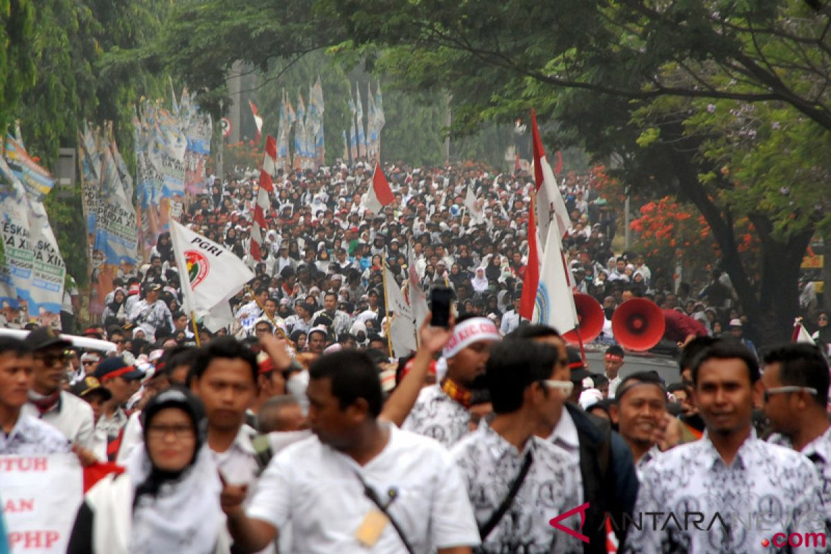 Ribuan guru honorer Sukabumi mogok mengajar