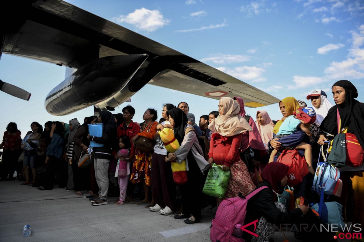 Ribuan warga antre di bandara Palu menunggu evakuasi