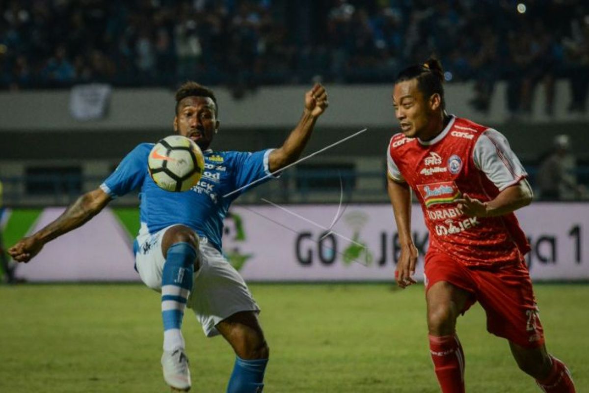 Persib kalahkan Arema 2-0