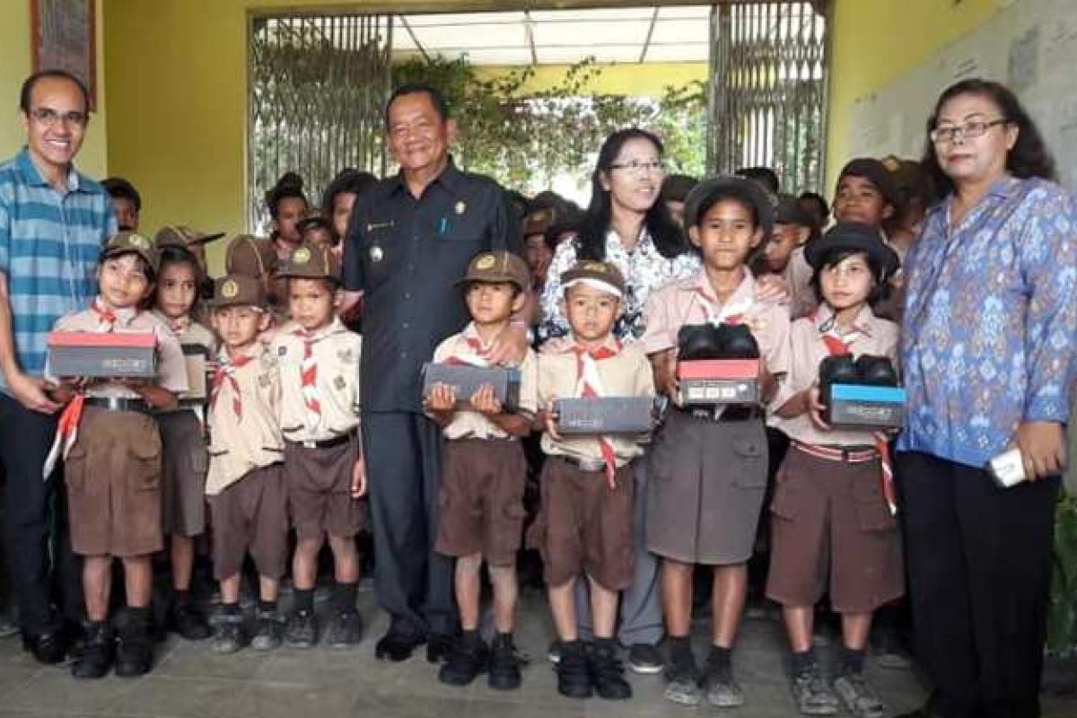 Pelajar kurang mampu dapat sepatu sekolah