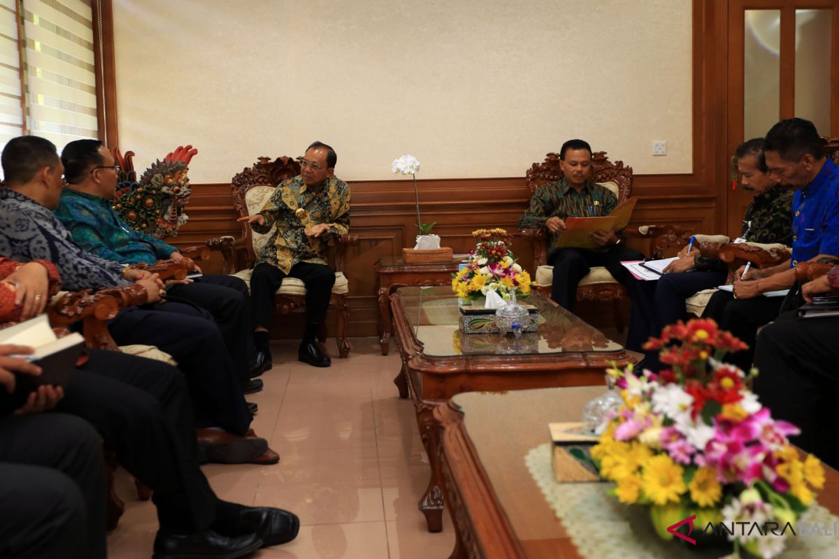 Gubernur Koster minta Unhi bangun SDM unggul khas Bali