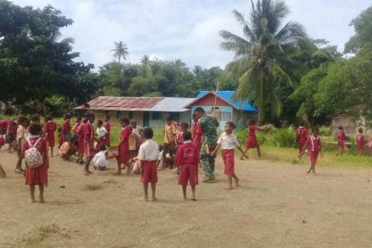 Babinsa Koramil Okaba ajak pelajar SD YPPK bersihkan lingkungan