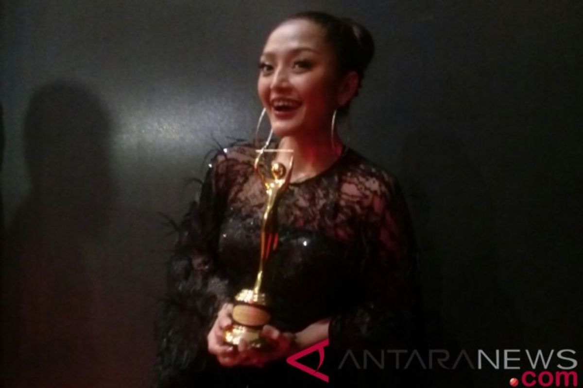 Siti Badriah raih penghargaan AMI Awards 2018