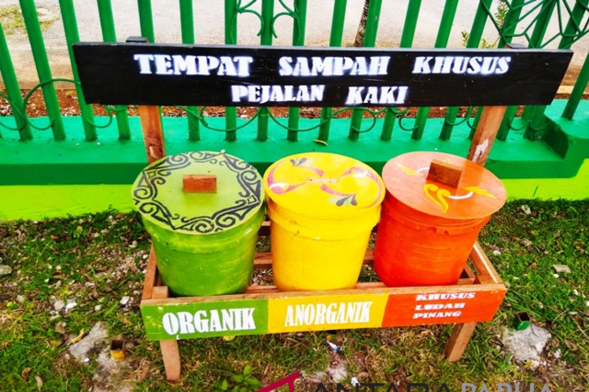 DLH Biak Numfor sediakan bak sampah untuk pejalan kaki