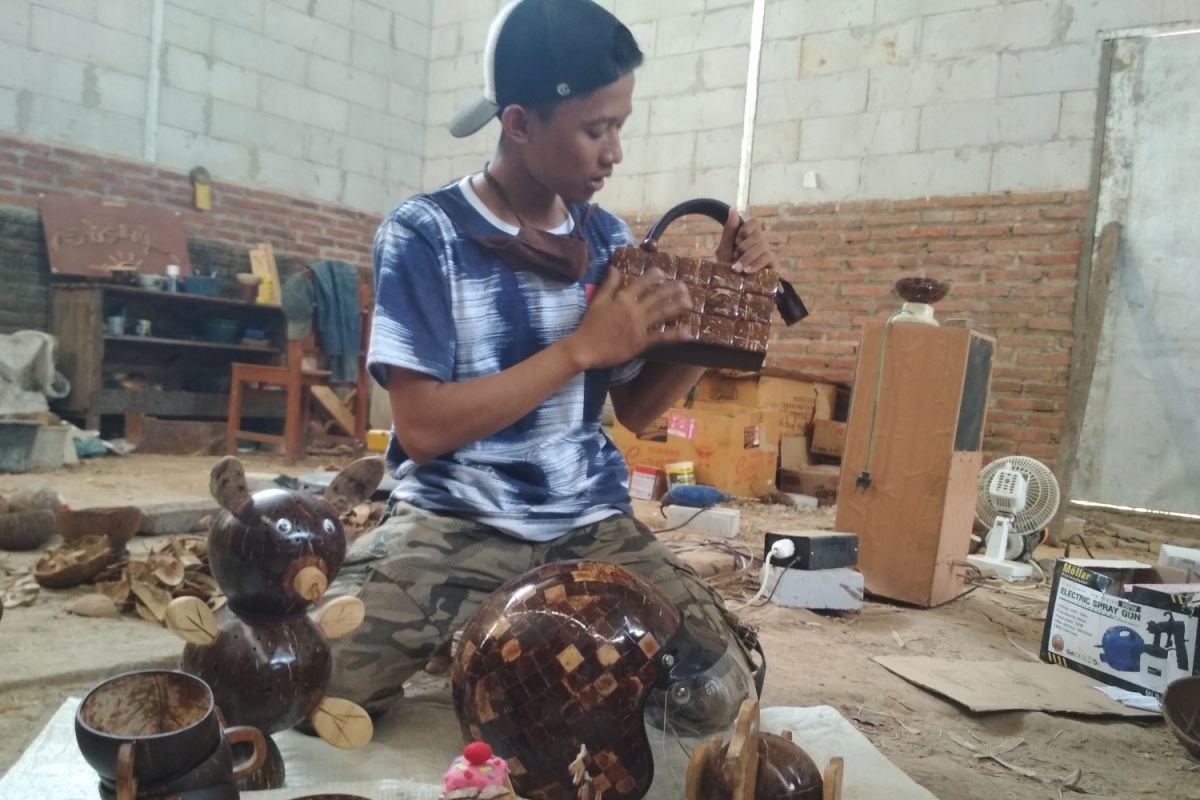 Kerajinan tempurung kelapa diminati konsumen luar negeri
