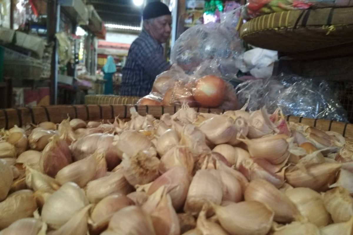 Harga bawang putih di Kudus naik 18 persen