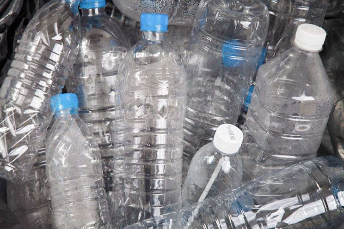 Siswa SD Suwawa Ubah Botol Plastik Jadi Meja-Kursi