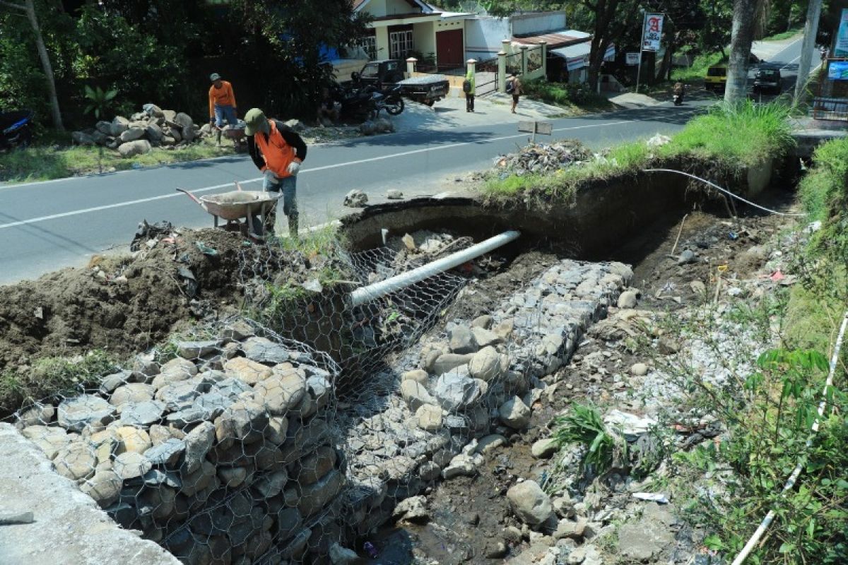 Rejang Lebong pasang bronjong penahan jalan longsor