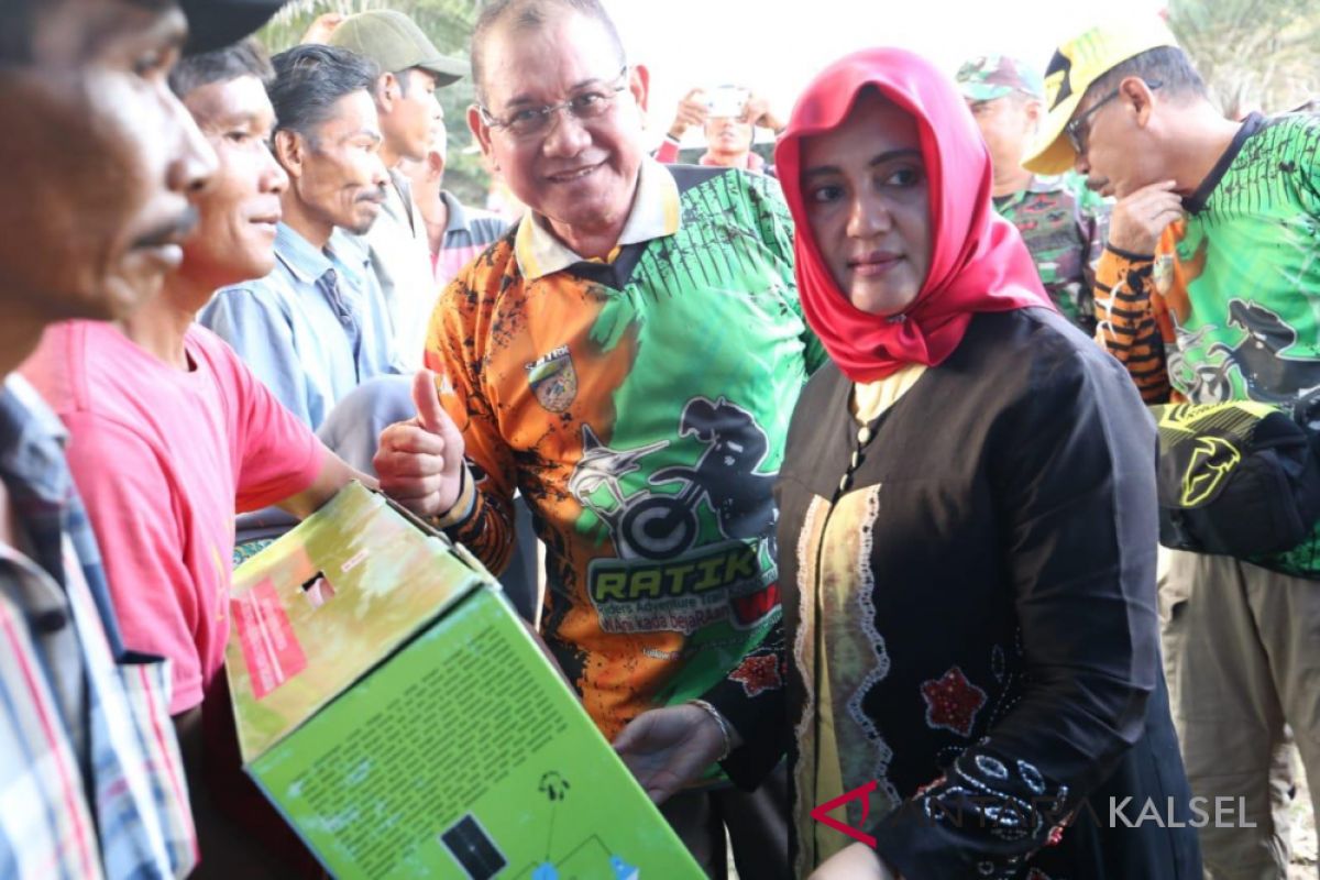 Bupati santuni anak yatim dan bantu masjid