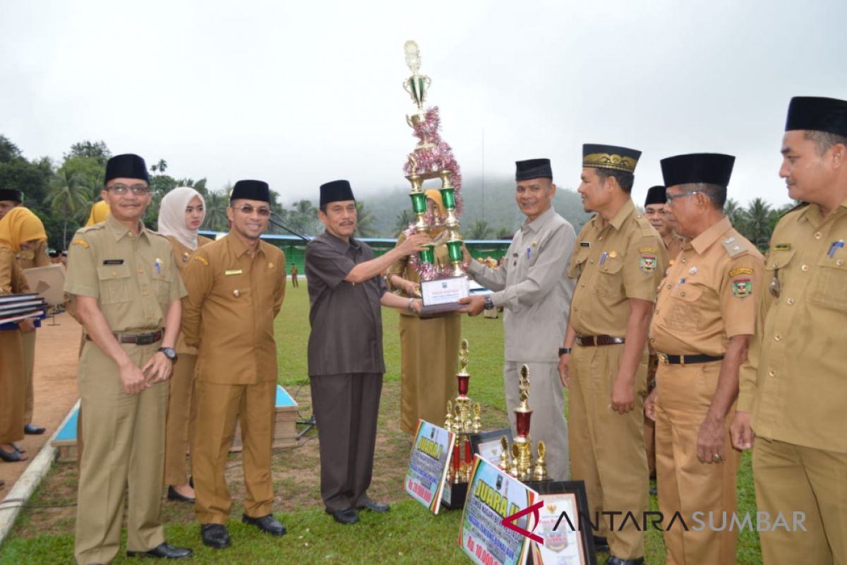 Bertabur hadiah jelang apel gabungan ASN Sijunjung