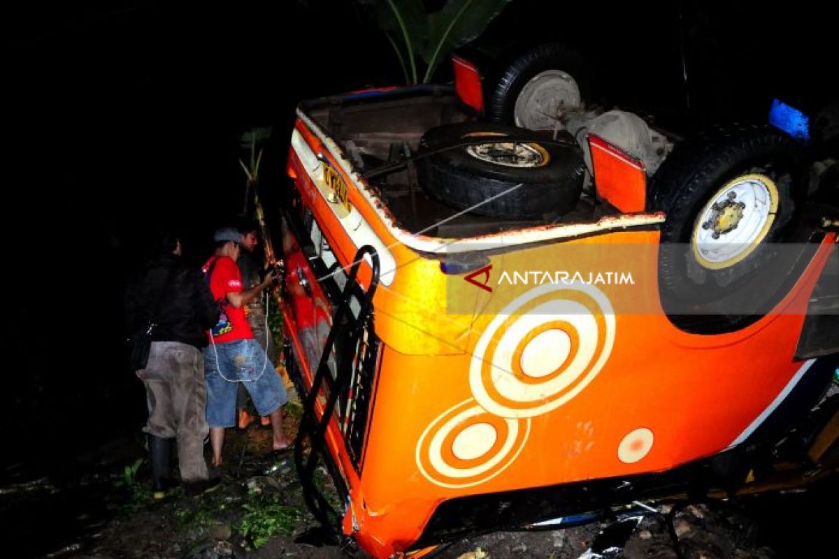 Bus Pengangkut Rombongan Guru Terjun ke Jurang