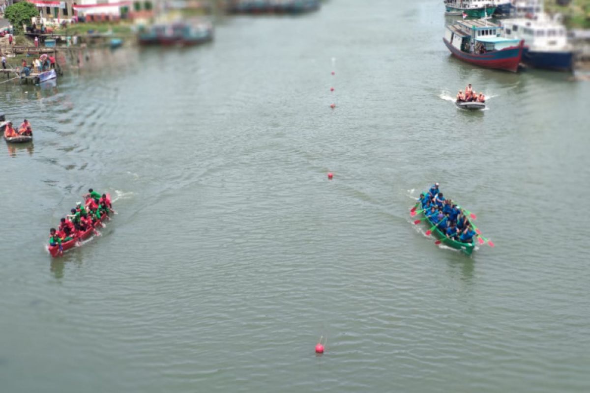Puluhan warga  bantaran sungai Batang Arau ikuti lomba perahu tradisional