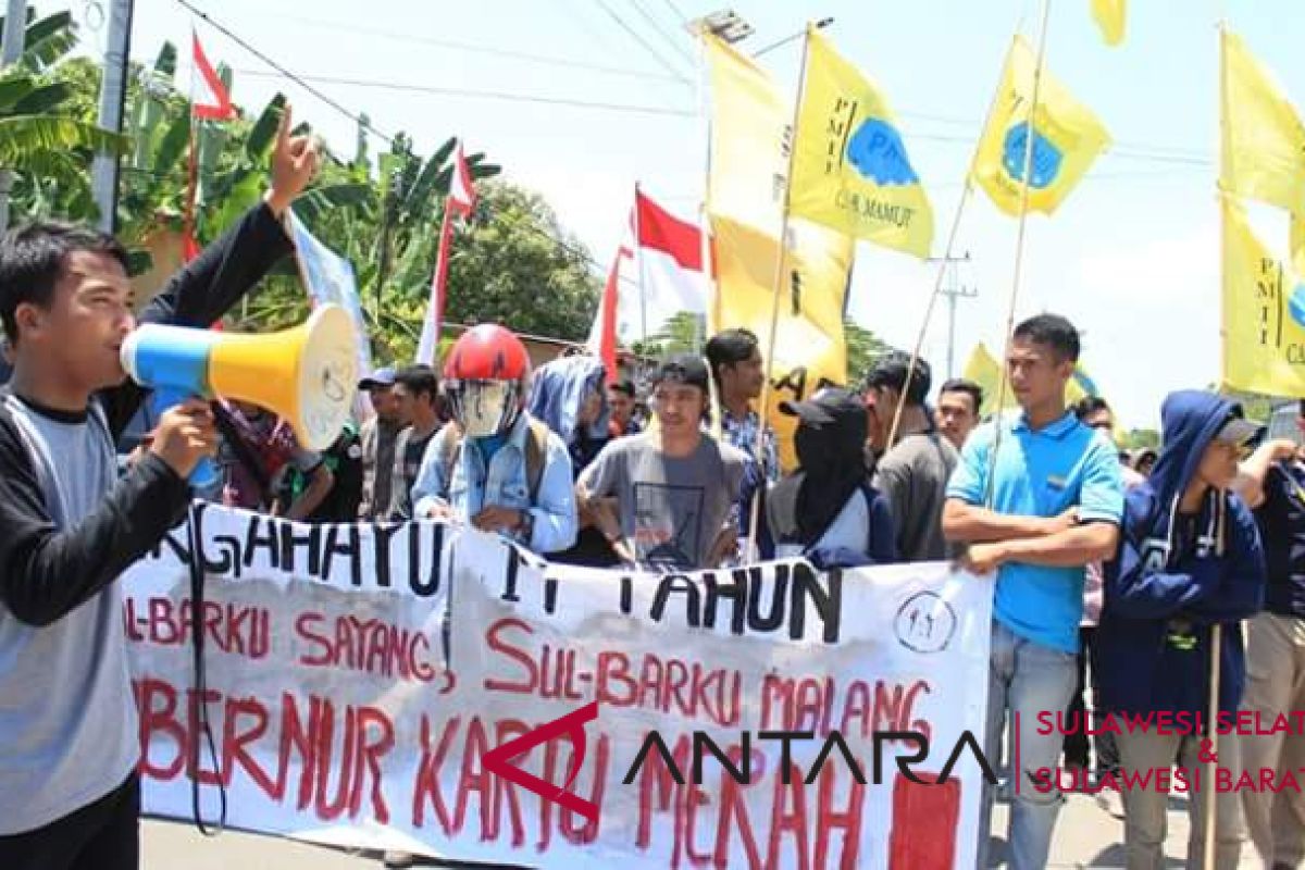 Mahasiswa Majene demo minta pengadaan kendaraan damkar