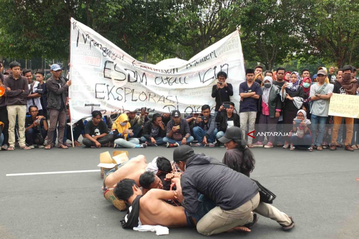 PMII Jember Demo Tolak Tambang Emas di Silo