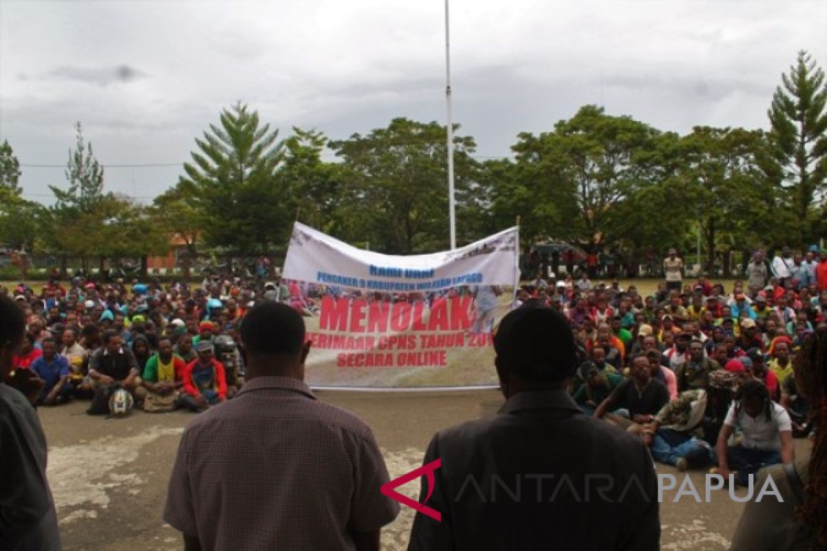 Pencari kerja di Jayawijaya demo tolak penerimaan CASN sistem daring