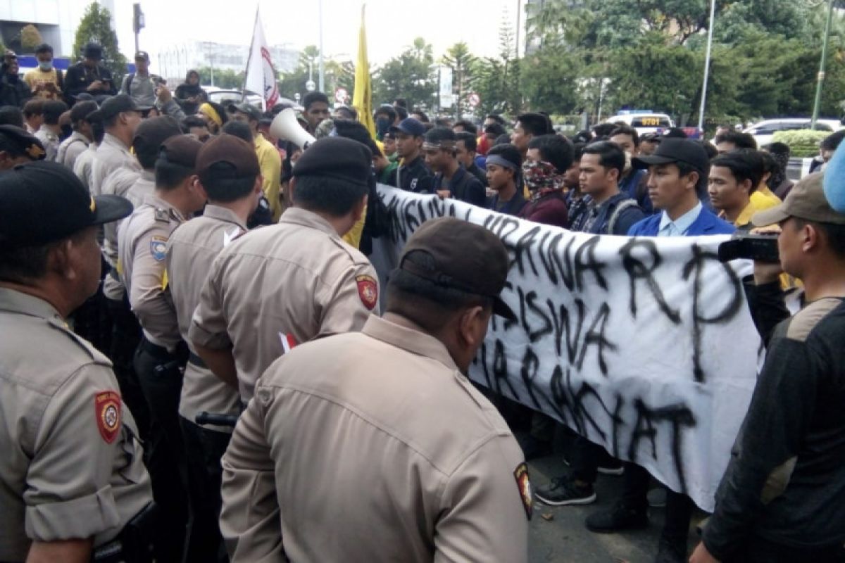 Relawan Jokowi polisikan mahasiswa saat demo