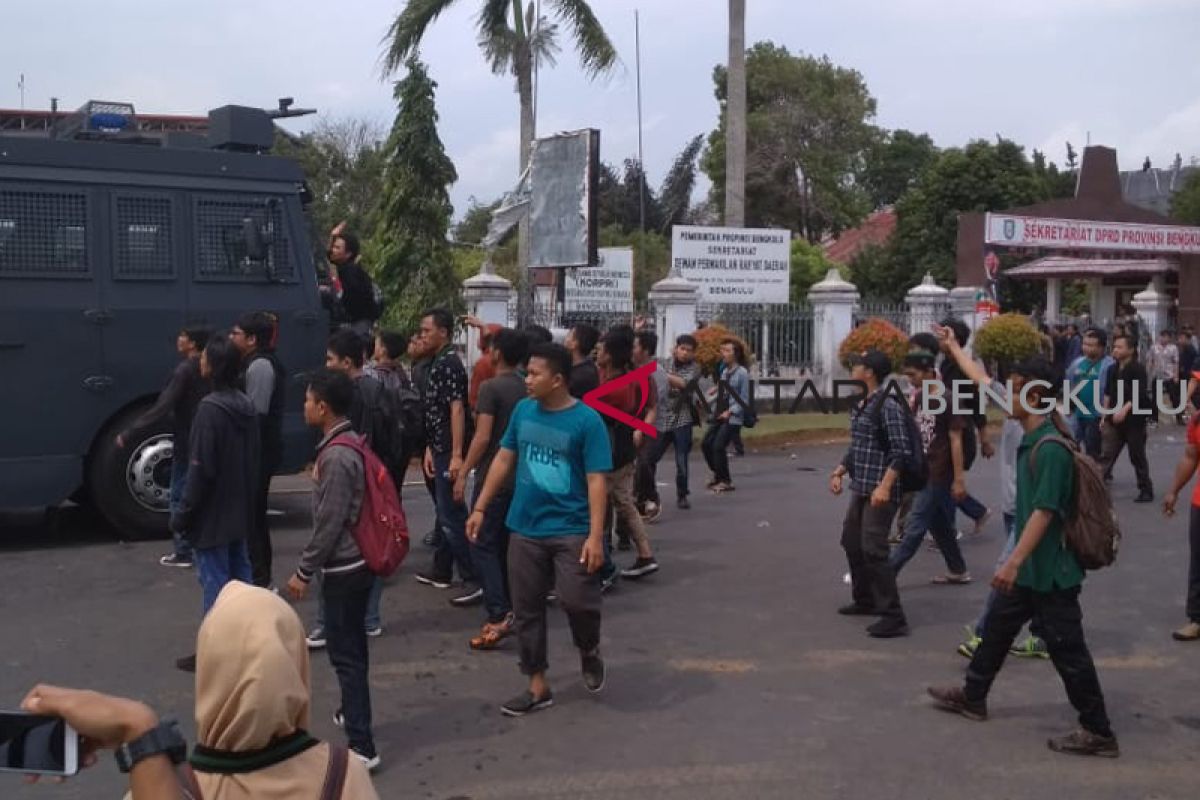 Delapan personel Polresta Bengkulu terluka amankan demonstrasi