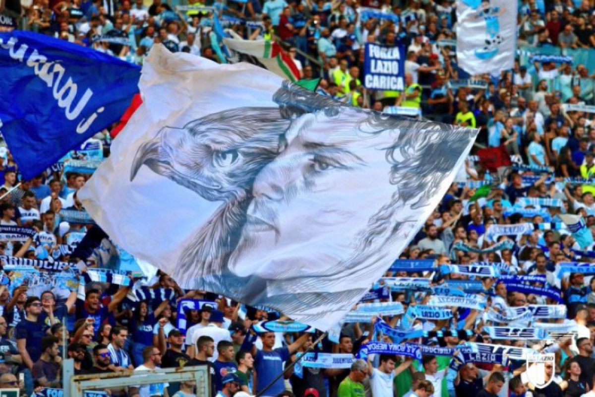 Ultras Lazio lakukan protes pada laga derby ibukota